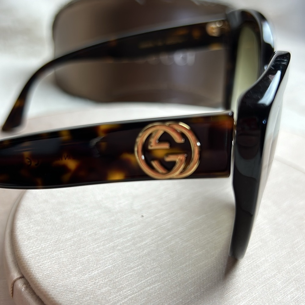 Gucci Sunglasses with Case. #20 - Picture 12 of 12